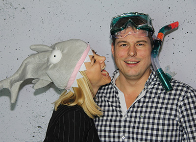Snapshot2go Fotoautomat - Blondine mit Haifischmütze beisst Taucher