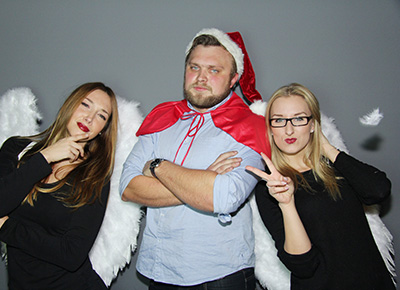 Snapshot2go Photobooth - Zwei Engel mit echten Flügeln und einem Weihnachtsmann