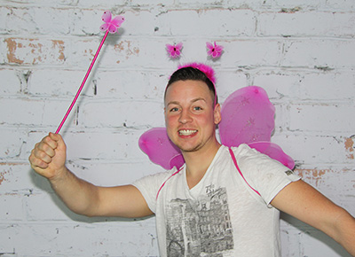 Snapshot2go Photobooth - Cooler Typ mit rosa Feenflügel und Zauberstab