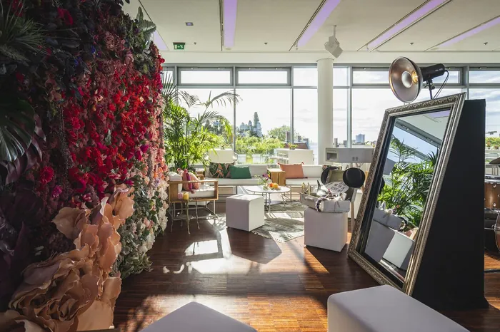 SNAPSHOT2GO Fotospiegel (Magic Mirror) in einer eleganten Event-Location mit üppiger Blumendekoration