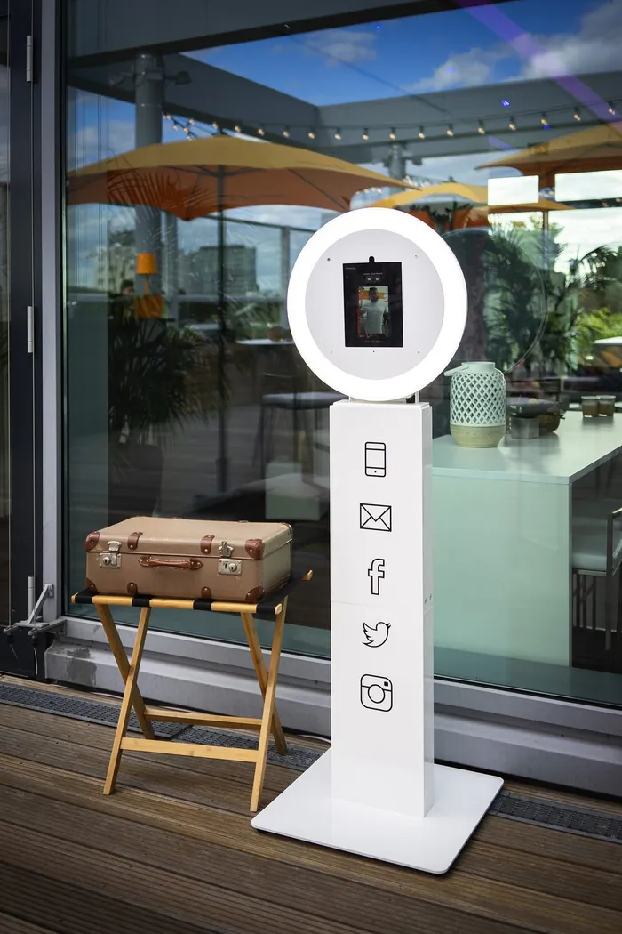 SNAPSHOT2GO GIF Tower auf einer Rooftop-Terrasse, cleanes Produktdesign mit Ring-Light