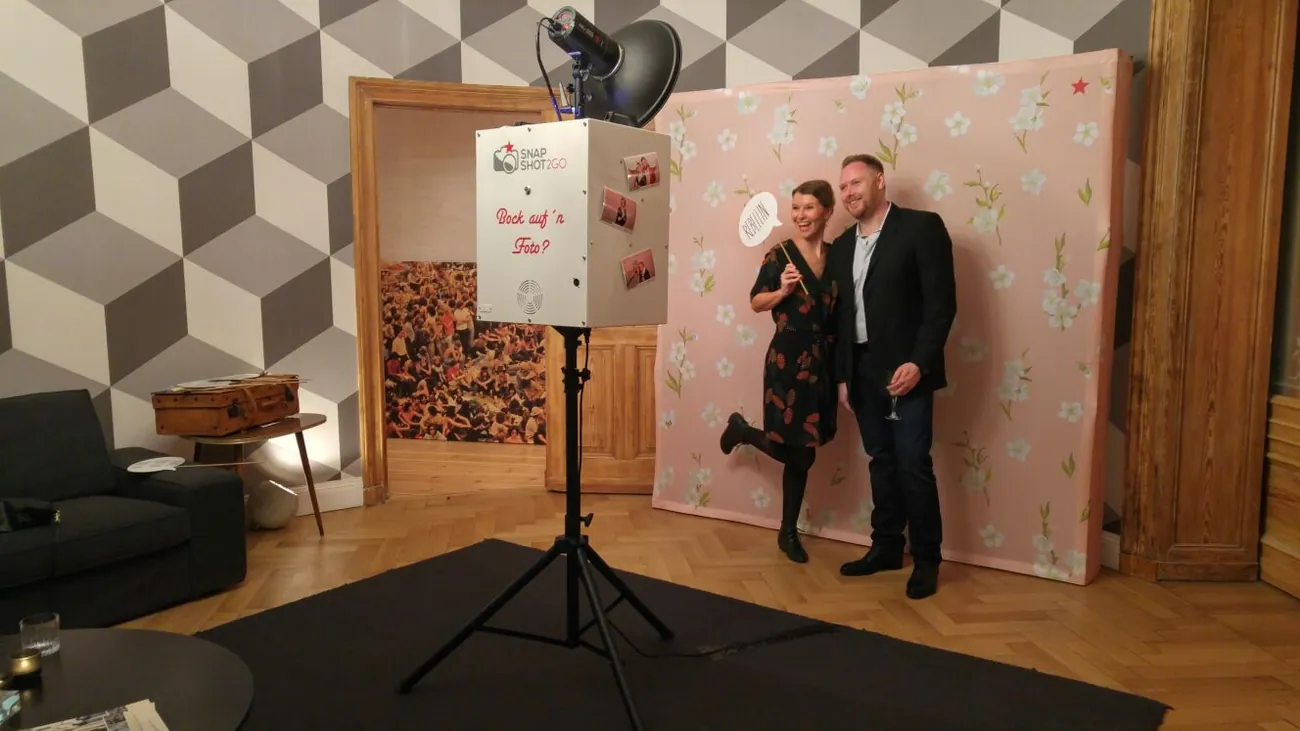 SNAPSHOT2GO Fotobox Setup in einer eleganten Event-Location, Stativ-Design bereit für Gäste